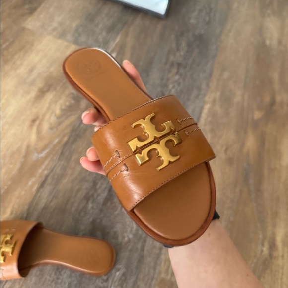 Tory Burch Tan Sandals with Gold Emblem - Picture 3 of 13